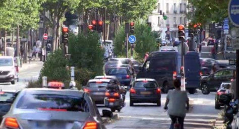 Dans l’enfer du trafic parisien : quand les deux roues font la loi