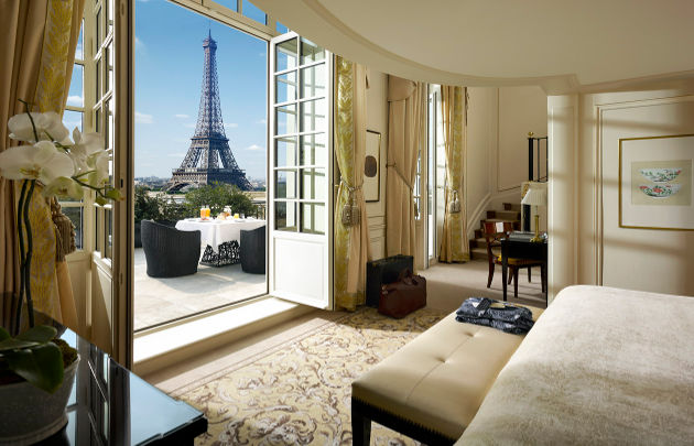 Shangri-La-Hotel-Paris-Duplex-terrace-Eiffel-view-suite-bedroom-N°308- -630x405- -©-Shangri-La-Hotel