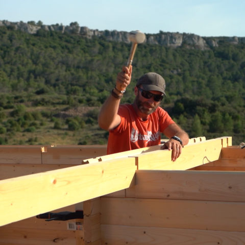 Envers et contre tout : ils construisent la maison de leurs rêves