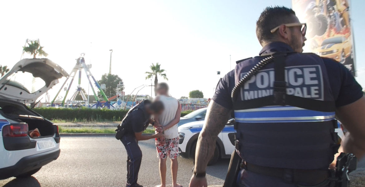 20 janv. 21 – C8  Enquête sous Haute Tension “Arrestation musclée, course-poursuite, trafic de drogue : 100 jours avec la police de Fréjus” INÉDIT à 21h15