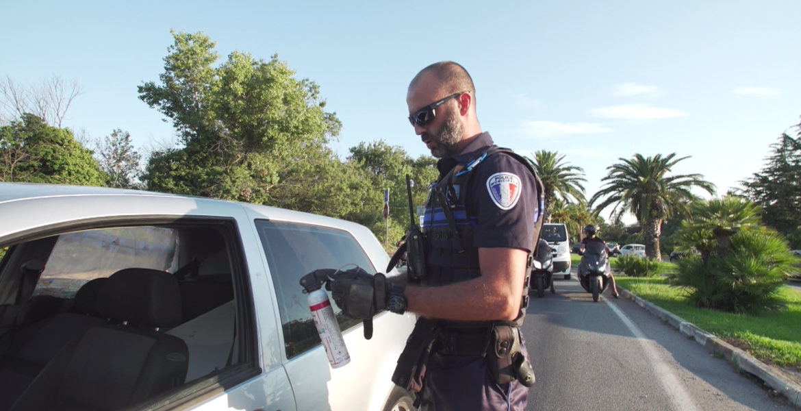 13 janv. 21 – C8  Enquête sous Haute Tension “Bagarre à la plage, drogue, dispute conjugale : 100 jours avec la police de Fréjus ” INÉDIT à 21h15