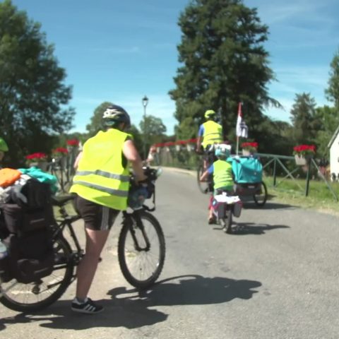 A vélo, en roulotte ou en péniche: le défi des vacances itinérantes en famille