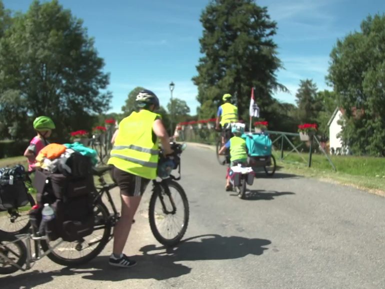 “A vélo, en roulotte ou en péniche: le défi des vacances itinérantes en famille” Zone Interdite – M6, 25 juillet 21H10