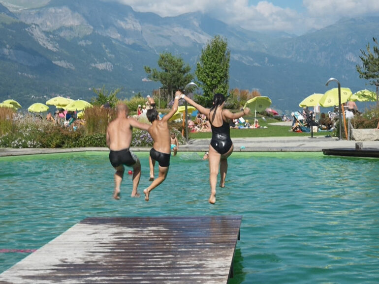 13 juillet : Capital, M6 : “Montagne, campagne ou Espagne : le grand match des vacances pas chères !”