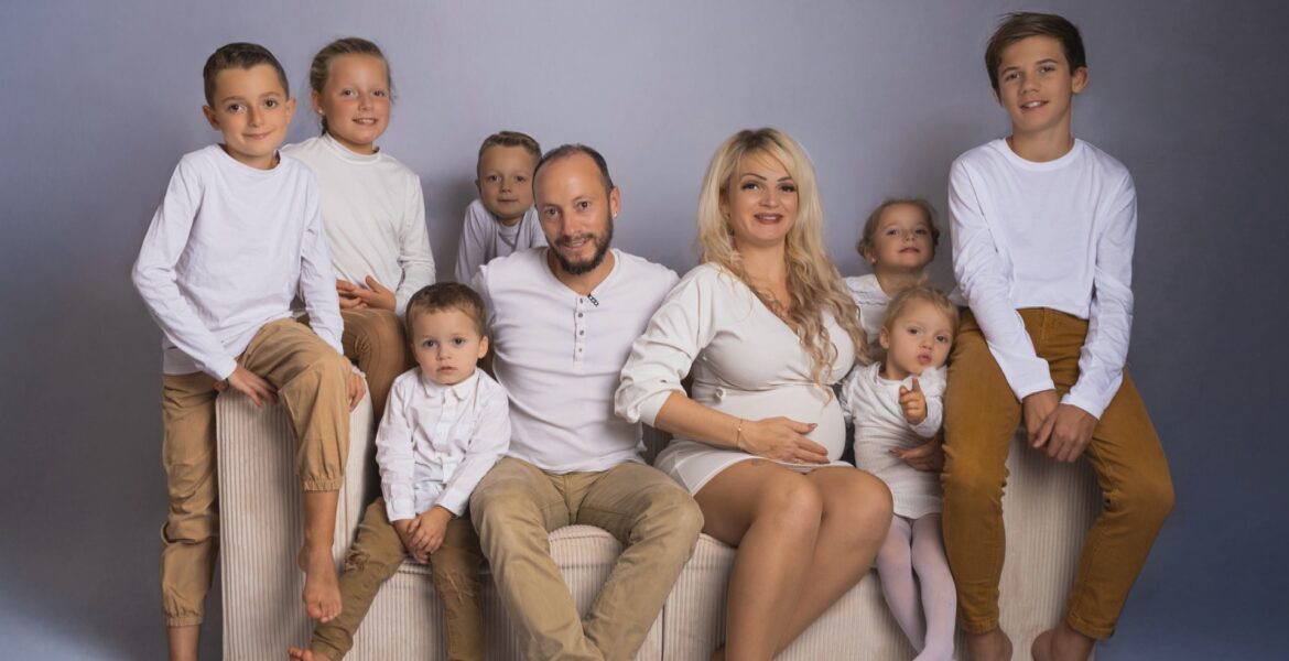 11 déc. 25, Grossesses miraculeuses, Le combat d’une vie sur RMC LIFE : “Familles nombreuses, santés fragiles : l’enfant miracle qu’ils n’attendaient plus”