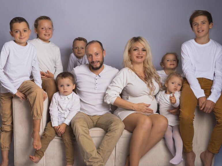 11 déc. 25, Grossesses miraculeuses, Le combat d’une vie sur RMC LIFE : “Familles nombreuses, santés fragiles : l’enfant miracle qu’ils n’attendaient plus”